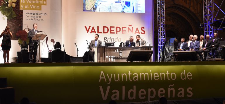 El presidente de Castilla-La Mancha, Emiliano García-Page, preside, en la Plaza de España de Valdepeñas, el acto institucional con motivo de las LXV Fiestas de la Vendimia y el Vino de esta localidad El presidente de Castilla-La Mancha, Emiliano García-Page, preside, en la Plaza de España de Valdepeñas, el acto institucional con motivo de las LXV Fiestas de la Vendimia y el Vino de esta localidad