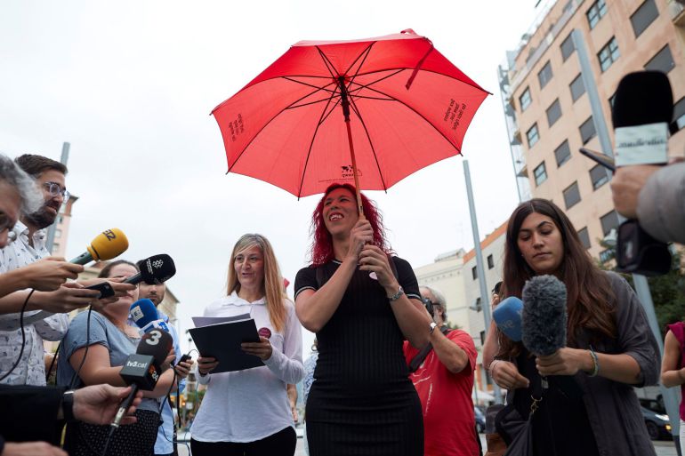 La secretaria general del nuevo sindicato Organización de Trabajadoras Sexuales (Otras), Concha Borrell (i), junto a la miembro de dicho sindicato Sabrina Sánchez (c) La secretaria general del nuevo sindicato Organización de Trabajadoras Sexuales (Otras), Concha Borrell (i), junto a la miembro de dicho sindicato Sabrina Sánchez (c)