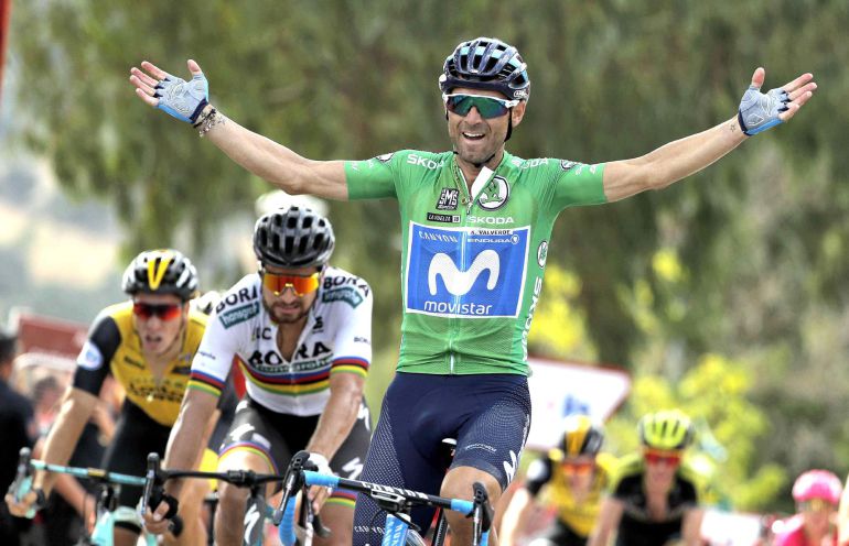 Valverde entra en meta con Sagan de fondo Valverde entra en meta con Sagan de fondo