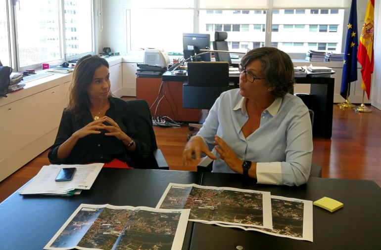 Isabel Pardo, presidenta de ADIF escucha las explicaciones de la alcaldesa de O Porriño sobre la importancia de suprimir el paso a nivel Isabel Pardo, presidenta de ADIF escucha las explicaciones de la alcaldesa de O Porriño sobre la importancia de suprimir el paso a nivel