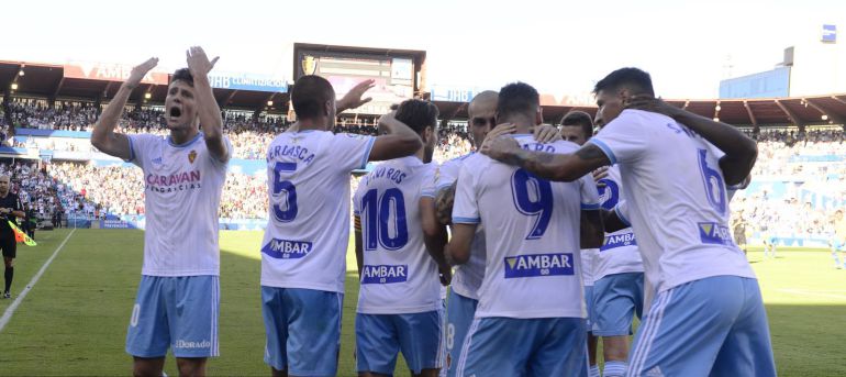 Los jugadores del Real Zaragoza celebran el gol de Álvaro Vázquez (1-0) contra la UD Las Palmas Los jugadores del Real Zaragoza celebran el gol de Álvaro Vázquez (1-0) contra la UD Las Palmas