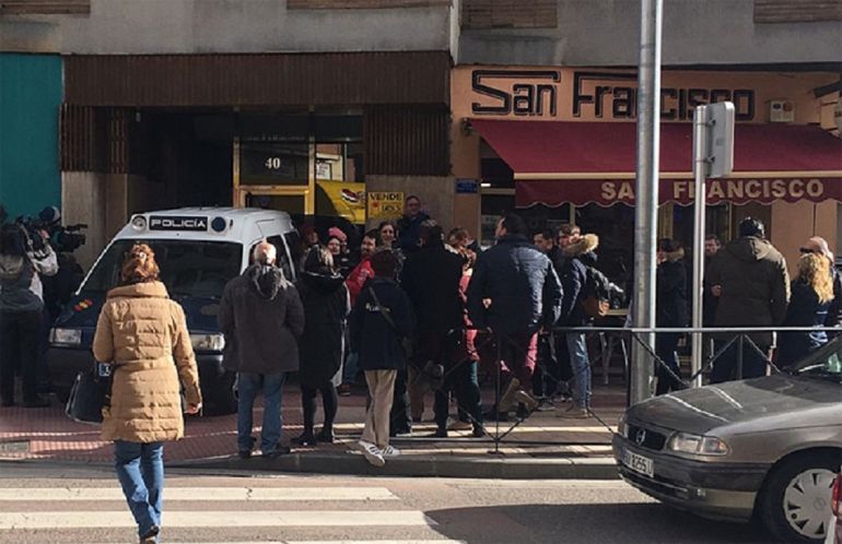 La Policía registró el piso de los tres jovenes poco después de su detención en busca de pruebas de la agresión denunciada La Policía registró el piso de los tres jovenes poco después de su detención en busca de pruebas de la agresión denunciada