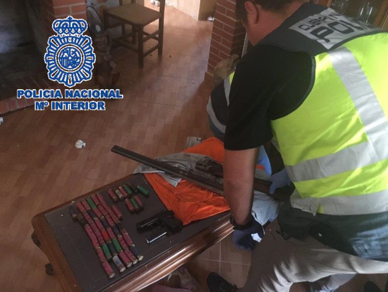 Agente de la Policía Nacinal durante la intervención de las armas y objetos. Agente de la Policía Nacinal durante la intervención de las armas y objetos.