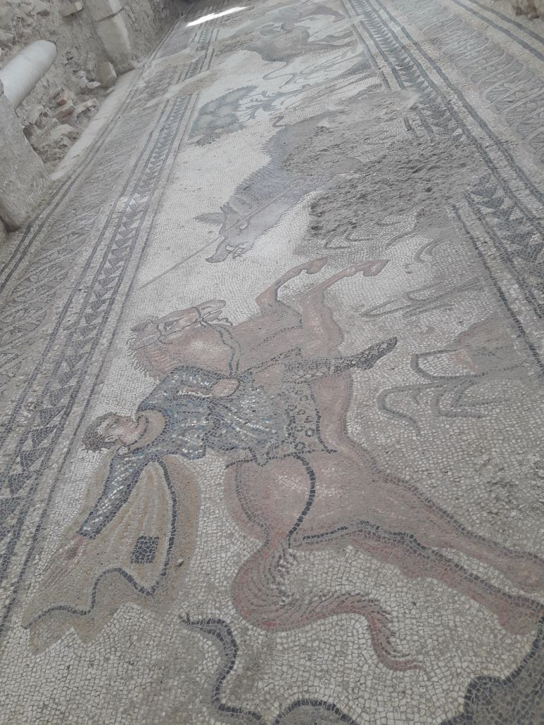 Un jinete cazador protagoniza una de las escenas del mosaico Un jinete cazador protagoniza una de las escenas del mosaico