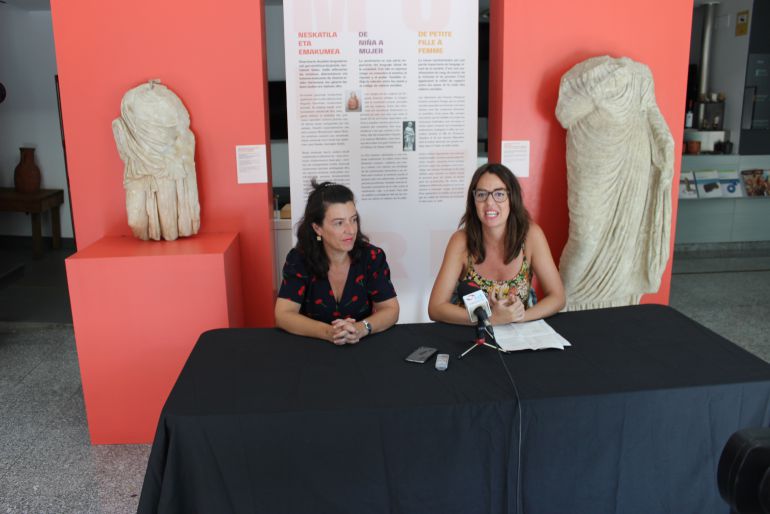 María José Noain, responsable de actividades del Museo Oiasso y Juncal Eizaguirre, delegada de Cultura, en la presentación de las próximas actividades del Museo. 