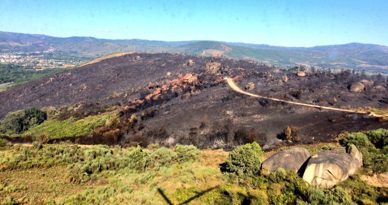 El fuego en la parroquia de Vilaza fue sofocado tras arrasar más de 126 hectáreas. El fuego en la parroquia de Vilaza fue sofocado tras arrasar más de 126 hectáreas.