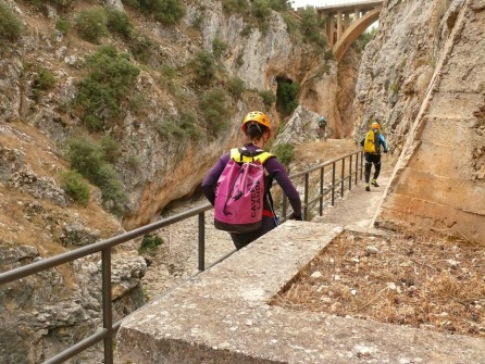 Fátima García avanza tras su compañero de equipo por una zona de acceso al barranco de La Bolera Fátima García avanza tras su compañero de equipo por una zona de acceso al barranco de La Bolera