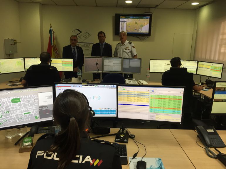 Sala del 091 de la Policía Nacional de Alicante. Sala del 091 de la Policía Nacional de Alicante.