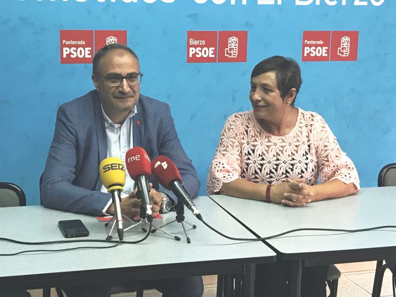 Secretario de la agrupación local, Olegario Ramón, y secretaria de Organización, Carmen Morán Secretario de la agrupación local, Olegario Ramón, y secretaria de Organización, Carmen Morán