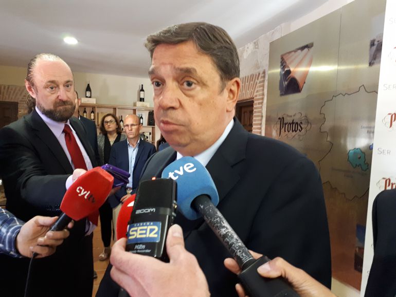 El ministro de Agricultura, Luis Planas, atiende a los medios en las instalaciones de Bodegas Protos. El ministro de Agricultura, Luis Planas, atiende a los medios en las instalaciones de Bodegas Protos.