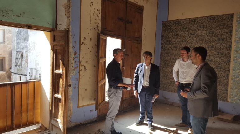 Colomer junto al alcalde de Requena, Mario Sánchez, en una visita a uno de los locales que se baraja para el CdT Colomer junto al alcalde de Requena, Mario Sánchez, en una visita a uno de los locales que se baraja para el CdT
