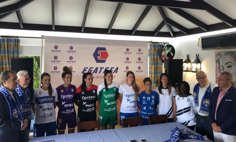 El equipo tinerfeño presentó sus indumentarias para esta temporada El equipo tinerfeño presentó sus indumentarias para esta temporada