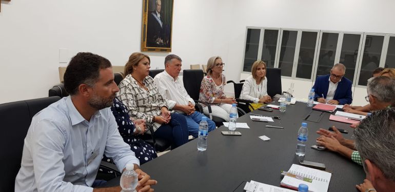 Imágenes de la reunión esta mañana en Sevilla de regantes y representantes estatales y de la Confederación HIdrográfica del Guadalquivir. Imágenes de la reunión esta mañana en Sevilla de regantes y representantes estatales y de la Confederación HIdrográfica del Guadalquivir.