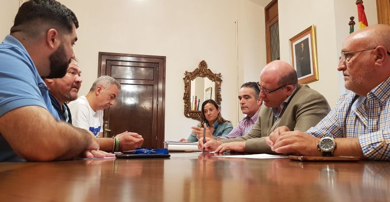Reunión entre comerciantes del Mercado San Francisco y concejales del Ayuntamiento. Reunión entre comerciantes del Mercado San Francisco y concejales del Ayuntamiento.