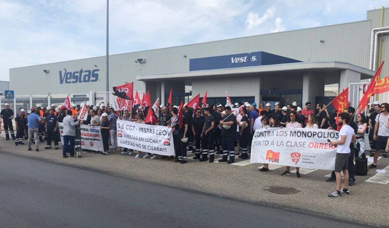La plantilla pide a Vestas que facilite la venta de la fábrica a otra empresa La plantilla pide a Vestas que facilite la venta de la fábrica a otra empresa