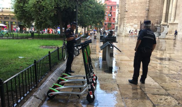 La Policía Local retira los patinetes eléctricos de las calles de Valencia La Policía Local retira los patinetes eléctricos de las calles de Valencia