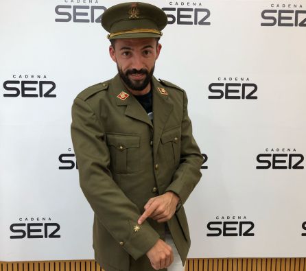 El Comandante Morales, señalando la estrella de las ocho puntas El Comandante Morales, señalando la estrella de las ocho puntas