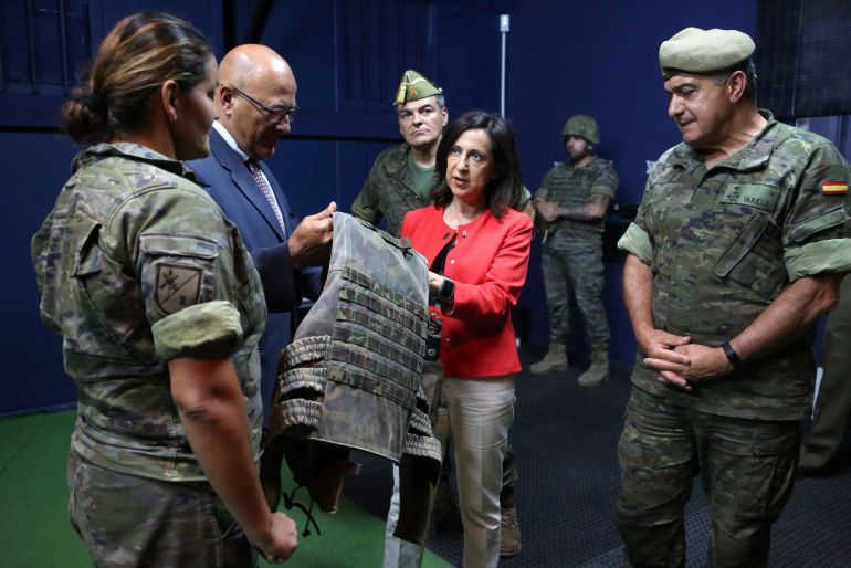La ministra de Defensa, Margarita Robles (c), el jefe de Estado Mayor del Ejército, Francisco Javier Varela (d) y el Secretario de Estado de Defensa, Ángel Olivares (i), durante su visita a las unidades de la Legión del Acuartelamiento de Montejaque en Ronda (Málaga). La ministra de Defensa, Margarita Robles (c), el jefe de Estado Mayor del Ejército, Francisco Javier Varela (d) y el Secretario de Estado de Defensa, Ángel Olivares (i), durante su visita a las unidades de la Legión del Acuartelamiento de Montejaque en Ronda (Málaga).