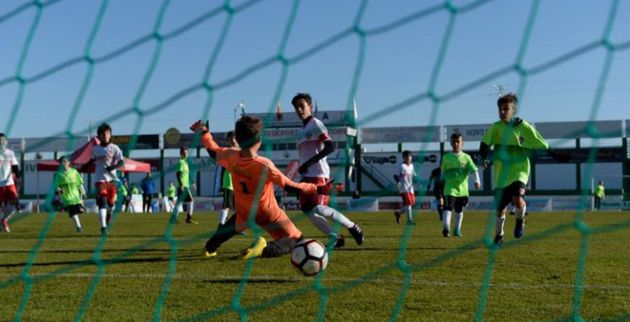 El fútbol sigue siendo un deporte mayoritariamente masculino. El fútbol sigue siendo un deporte mayoritariamente masculino.