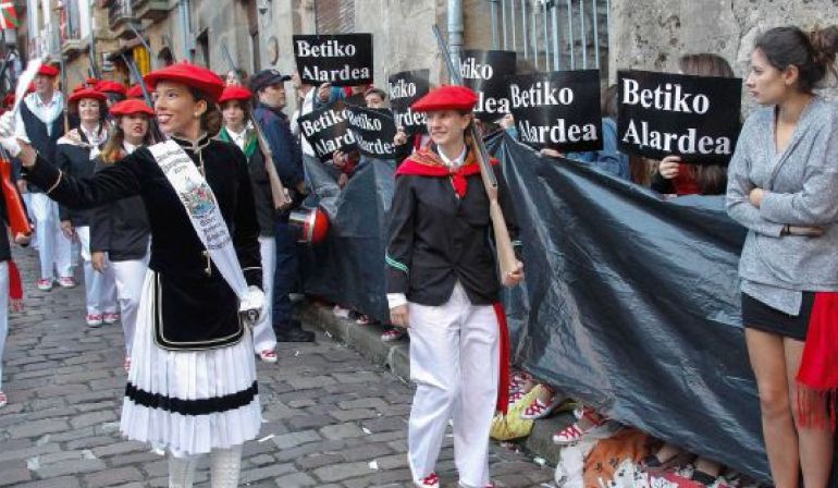 La Diputación hace un llamamiento para que en el Alarde de Hondarribia "no haya plásticos negros que agredan a las mujeres" La Diputación hace un llamamiento para que en el Alarde de Hondarribia "no haya plásticos negros que agredan a las mujeres"