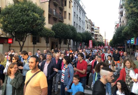 Miles de personas se echaron a la calle para reclamar soluciones al cierre de Vestas Miles de personas se echaron a la calle para reclamar soluciones al cierre de Vestas