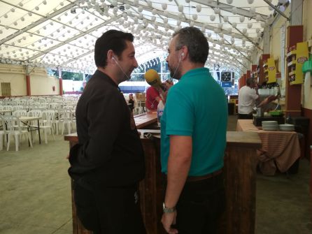 Paco García en la caseta municipal junto a Francisco Guerrero, cortador de jamón Paco García en la caseta municipal junto a Francisco Guerrero, cortador de jamón