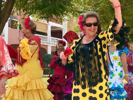 Disfrutando de la feria la Asociación de Mujeres del Casino de Utrera Disfrutando de la feria la Asociación de Mujeres del Casino de Utrera
