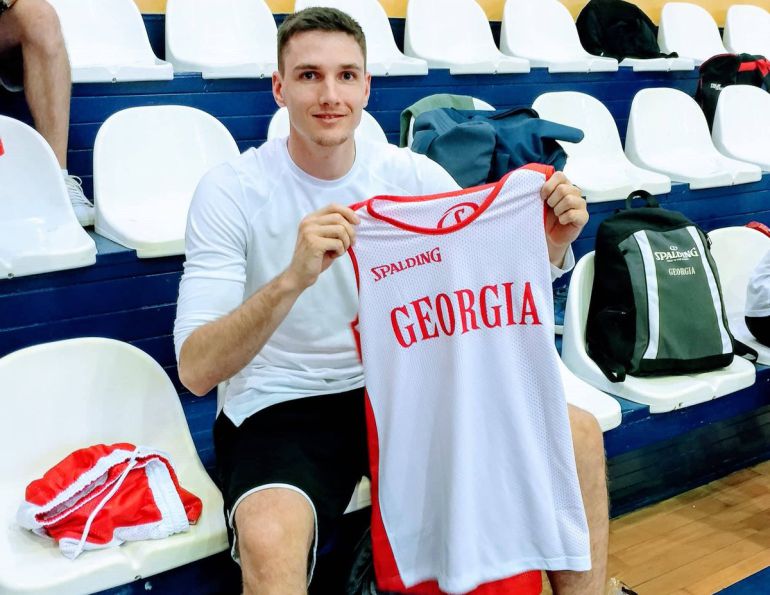 Matt Janning con su nueva camiseta en Tblisi. Matt Janning con su nueva camiseta en Tblisi.
