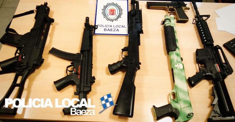 Armas intervenidas a un grupo de menores en Baeza. Armas intervenidas a un grupo de menores en Baeza.