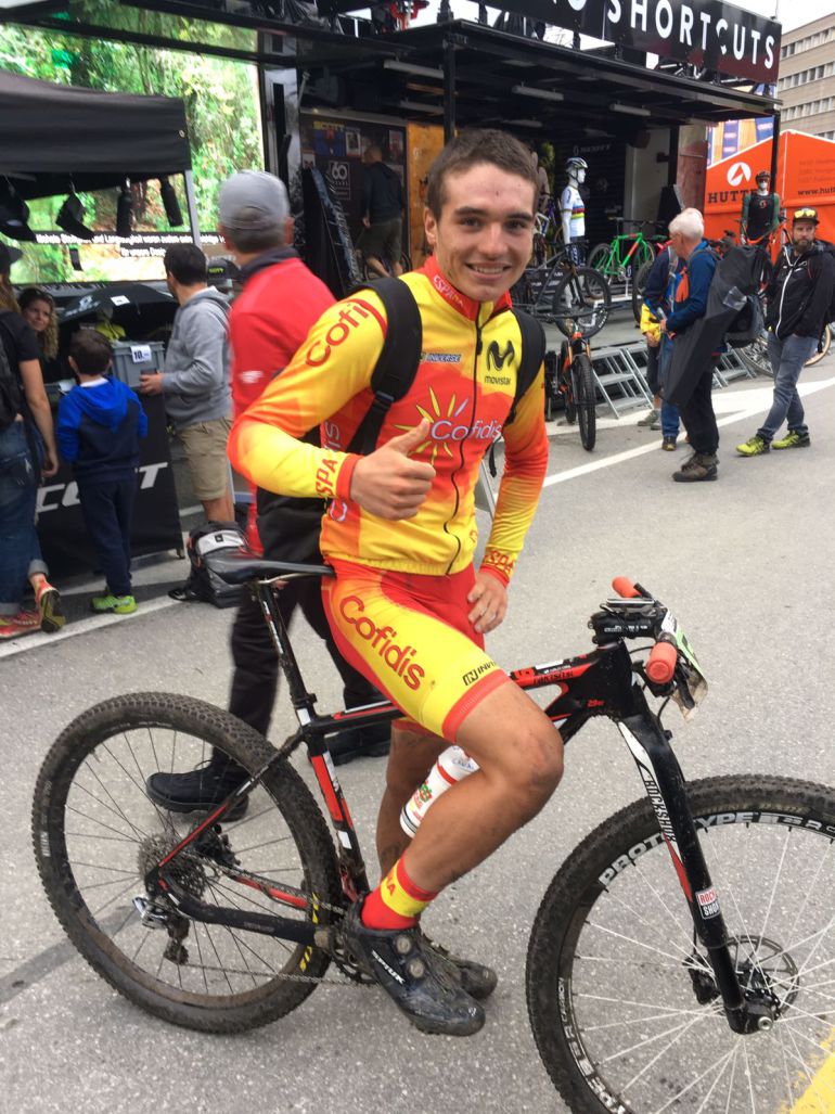 Carlos Canal 24º en su primer campeonato del mundo. Una caída cuando rodaba 14º, marcó el resultado final, en la categoría junior. Carlos Canal 24º en su primer campeonato del mundo. Una caída cuando rodaba 14º, marcó el resultado final, en la categoría junior.