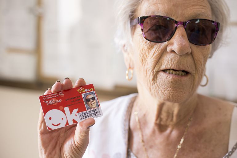 Vecina de Trillo con la nueva tarjeta Vecina de Trillo con la nueva tarjeta