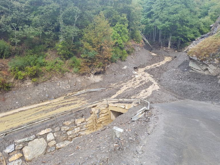 Los arrastres desde la montaña cortan el acceso a Peñalba otra vez Los arrastres desde la montaña cortan el acceso a Peñalba otra vez