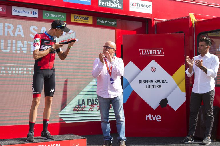 Alexandro de Marchi, gañador da 11ª etapa da Vuelta a España 2018, en Luíntra, xunto con Manuel Baltar, presidente da deputación de Ourense e Oscar Pereiro, ex ciclista profesional. Alexandro de Marchi, gañador da 11ª etapa da Vuelta a España 2018, en Luíntra, xunto con Manuel Baltar, presidente da deputación de Ourense e Oscar Pereiro, ex ciclista profesional.