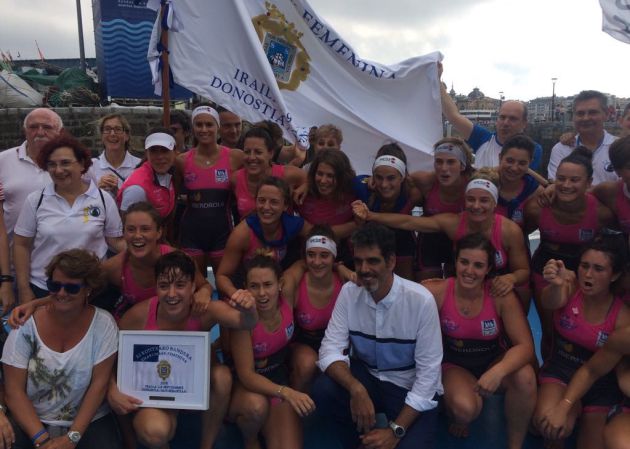 Las bateleras de San Juan celebran su quinta Bandera de La Concha consecutiva. Las bateleras de San Juan celebran su quinta Bandera de La Concha consecutiva.