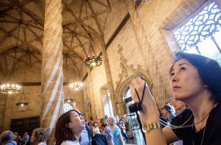 Los agentes turísticos en su visita a la Lonja de la Seda de Valencia Los agentes turísticos en su visita a la Lonja de la Seda de Valencia