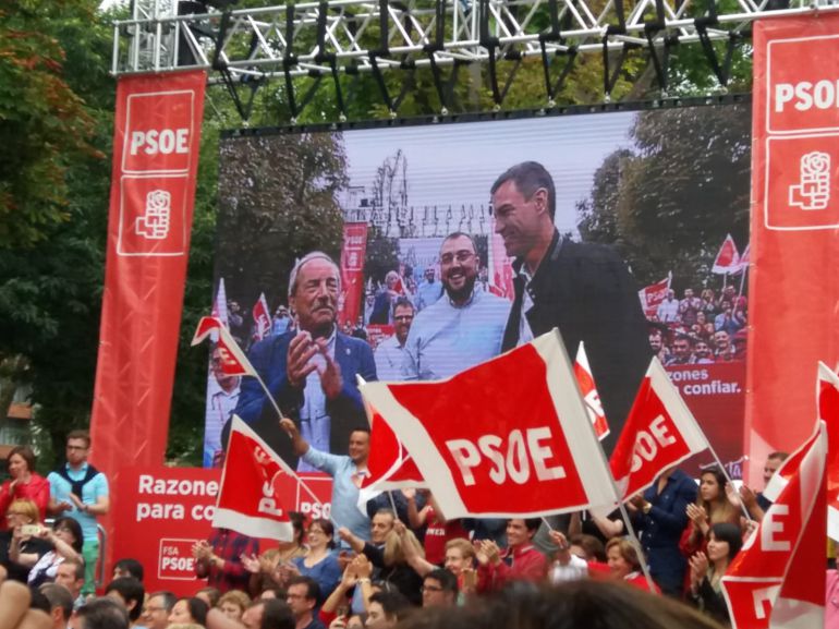 Pedro Sánchez en la Fiesta de la Rosa de Oviedo. Con Wenceslao López, alcalde de Oviedo y Adrián Barbón, secretario general de la FSA. Pedro Sánchez en la Fiesta de la Rosa de Oviedo. Con Wenceslao López, alcalde de Oviedo y Adrián Barbón, secretario general de la FSA.