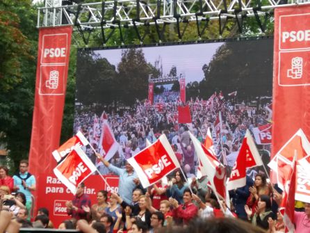 Unas 1.300 personas acudieron a la Fiesta de la Rosa de Oviedo, en la que participó Pedro Sánchez. Se celebró en el Paseo del Bombé del Campo de San Francisco. Unas 1.300 personas acudieron a la Fiesta de la Rosa de Oviedo, en la que participó Pedro Sánchez. Se celebró en el Paseo del Bombé del Campo de San Francisco.