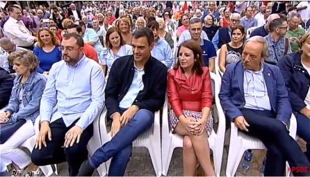 Pedro Sánchez, en la Fiesta de la Rosa de Oviedo. A su derecha Adriana Lastra y Wenceslao López, y a su izquierda, Adrián Barbón y María Luisa Carcedo. Pedro Sánchez, en la Fiesta de la Rosa de Oviedo. A su derecha Adriana Lastra y Wenceslao López, y a su izquierda, Adrián Barbón y María Luisa Carcedo.
