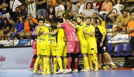 Los jugadores amarillos, durante un momento del partido. Los jugadores amarillos, durante un momento del partido.