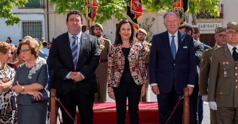 La ministra de Defensa, Margarita Robles, acompañada por el secretario general del Centro Nacional de Inteligencia, Félix Sanz Roldán (d), y por el alcalde de Uclés, José Luis Serrano Bermejo, durante el acto de Homenaje a la Bandera Nacional celebrado hoy en Uclés (Cuenca). La ministra de Defensa, Margarita Robles, acompañada por el secretario general del Centro Nacional de Inteligencia, Félix Sanz Roldán (d), y por el alcalde de Uclés, José Luis Serrano Bermejo, durante el acto de Homenaje a la Bandera Nacional celebrado hoy en Uclés (Cuenca).