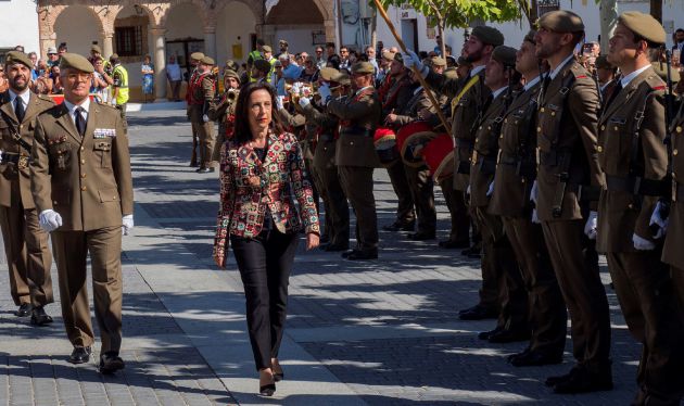 La ministra de Defensa, Margarita Robles, pasa revista a las tropas durante el acto de Homenaje a la Bandera Nacional celebrado hoy en Uclés (Cuenca) La ministra de Defensa, Margarita Robles, pasa revista a las tropas durante el acto de Homenaje a la Bandera Nacional celebrado hoy en Uclés (Cuenca)