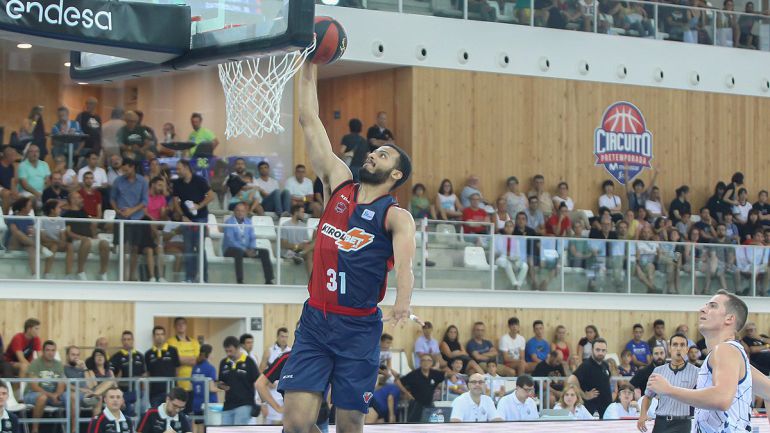 Shavon Shields culmina un contraataque de Kirolbet Baskonia. Shavon Shields culmina un contraataque de Kirolbet Baskonia.