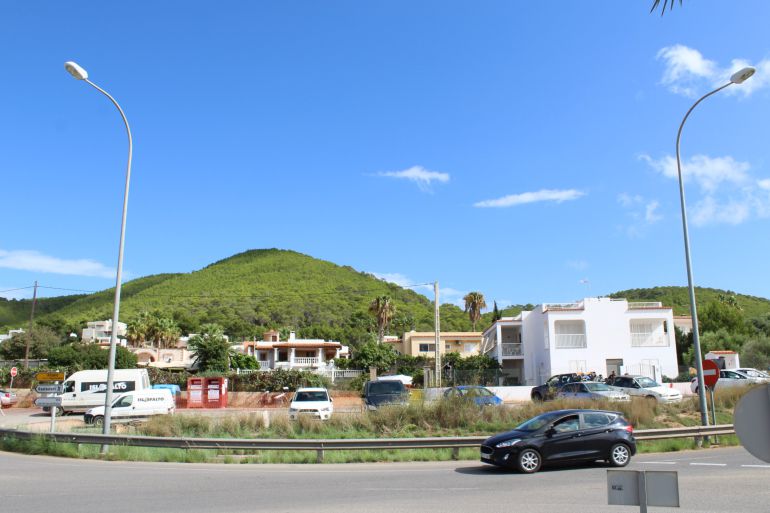 El acceso al barrio de Can Guasch. El acceso al barrio de Can Guasch.