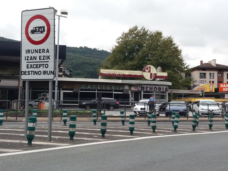 Uno de los carteles que indica la posibilidad de circular a los camiones que tengan destino en Irun.