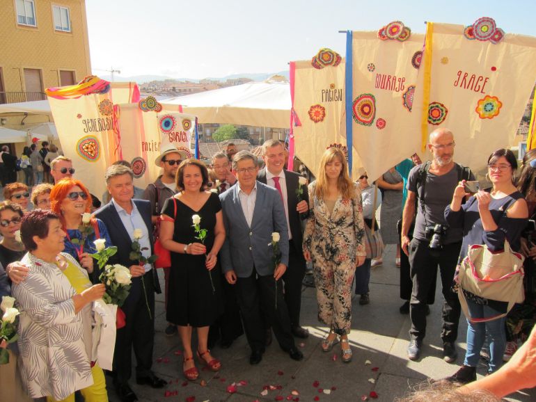 Las autoridades durante el recorrido por las exposiciones de artes visuales con el que se inaugura la XIII edición de Hay Festival Las autoridades durante el recorrido por las exposiciones de artes visuales con el que se inaugura la XIII edición de Hay Festival