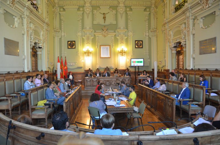 Salón de Plenos del Ayuntamiento de Valladolid, hoy, con el crucifijo al fondo Salón de Plenos del Ayuntamiento de Valladolid, hoy, con el crucifijo al fondo