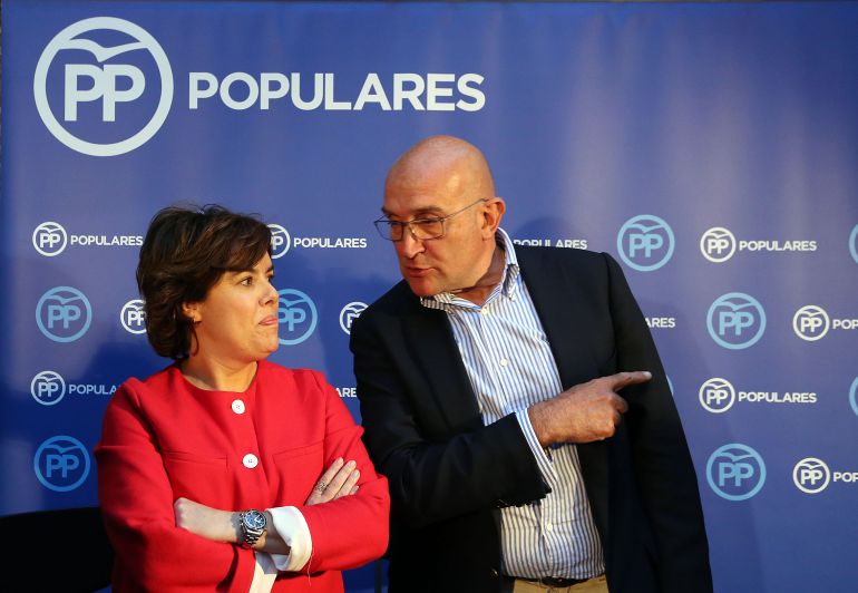 Soraya Sáenz de Santamaría con Jesús Julio Carnero en un acto de las primarias de Valladolid Soraya Sáenz de Santamaría con Jesús Julio Carnero en un acto de las primarias de Valladolid