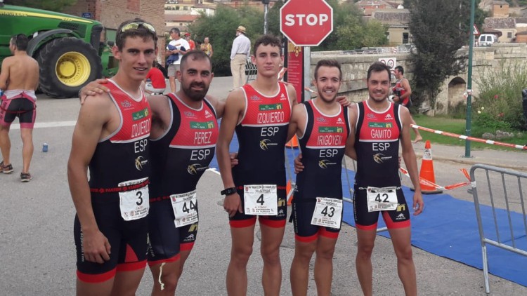 Los hermanos Izquierdo triunfan en el Triatlón de Pampliega (Burgos)
