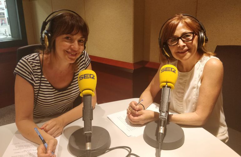 Àgata Roca i Rosa Badia a l'estudi de Ràdio Barcelona. Àgata Roca i Rosa Badia a l'estudi de Ràdio Barcelona.