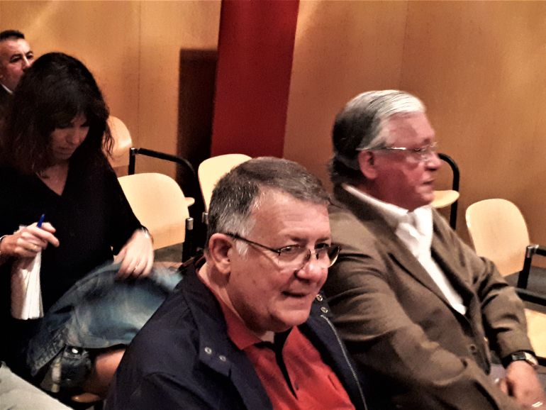 El juicio contra los hermanos Roberto (en primer término) y Victor manuel Muñiz se celebra en los juzgados de lo penal de Oviedo. El juicio contra los hermanos Roberto (en primer término) y Victor manuel Muñiz se celebra en los juzgados de lo penal de Oviedo.